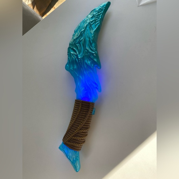 Disney Parks Na'vi Toy Light Up Knife Avatar The Way of Water Blue Crystal Knife - Picture 3 of 6